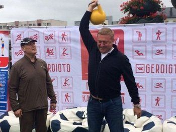 Глава города Калининграда поднял гирю 17 раз на золотой значок ГТО